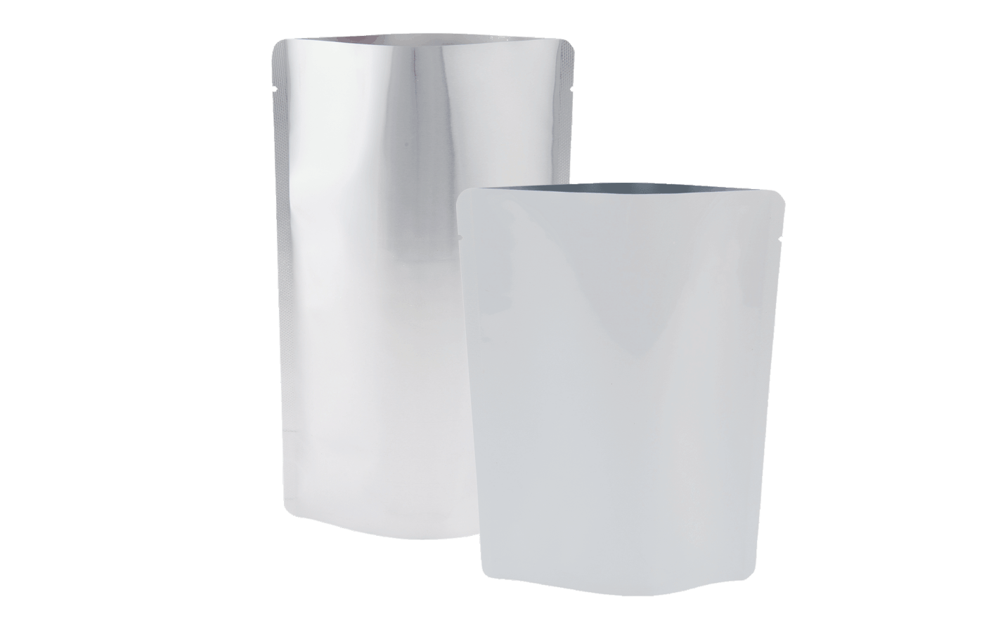 Zwei flexible Verpackungsbeutel, einer silber glänzend, der andere matt weiß, stehend.